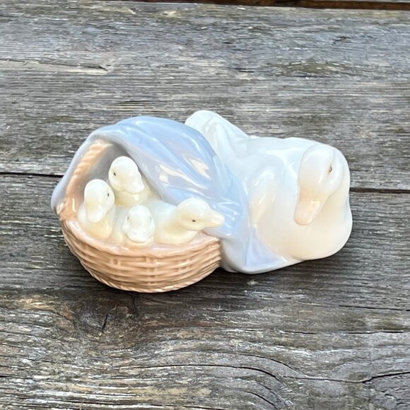 Lladro 4895 Ducks Mother with Baby Ducklings in a Basket Mother Goose with BOX - Picture 2 of 8